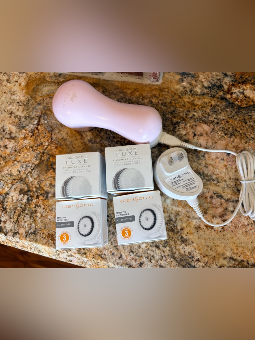 Clarisonic Mia 1 pink with 4 brush heads used with charger. Works!